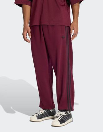 adidas Originals Adidas adicolor pantaloni della tuta con polsino a 3 strisce in bordeaux-Rosso