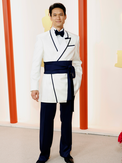 Harry Shum Jr. con pantalone e giacca di Adeam