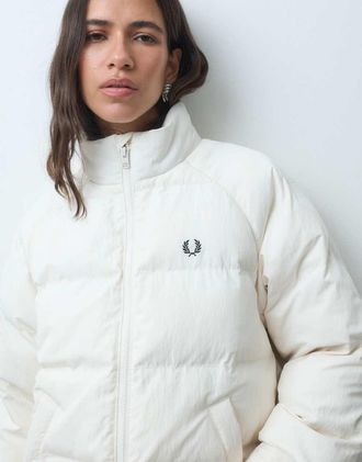 Fred Perry giacca imbottita con maniche raglan in ecr&ugrave;-Bianco