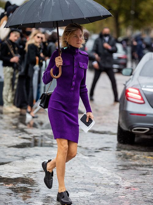 Streetstyle mit einem lila Strickleid.