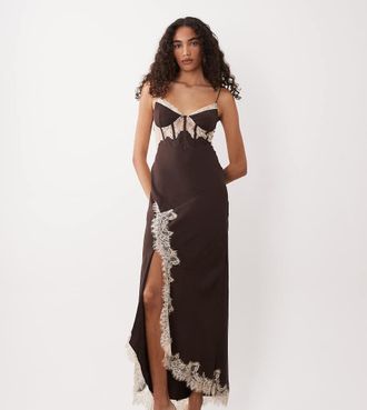 Asos Tall ASOS DESIGN Tall - Vestito sottoveste lungo a corsetto color cioccolato in pizzo con spacco laterale-Marrone