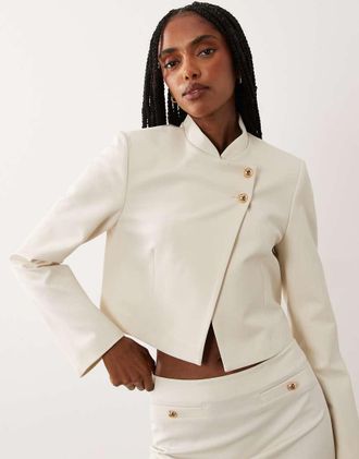 Miss Selfridge Blazer corto color avorio con collo alla coreana in coordinato-Bianco