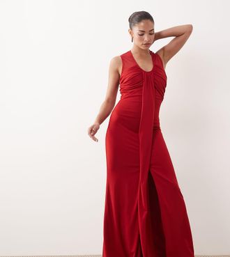 Tfnc Petite Vestito lungo sinuoso senza maniche rosso con scollo a V e arricciatura sul davanti
