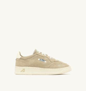 Autry MEDALIST LOW SNEAKERS IN SPONGE AND WHITE SUEDE