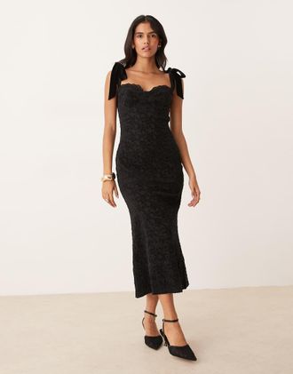 Pretty Lavish Vestito nero in pizzo a fiori con scollo a fiore, fiocchi in velluto sulle spalle e gonna al polpaccio