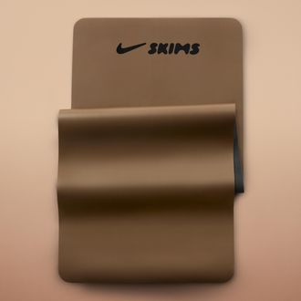Nike SKIMS Yoga Mat in Brown | GEYOG2879-DSP
