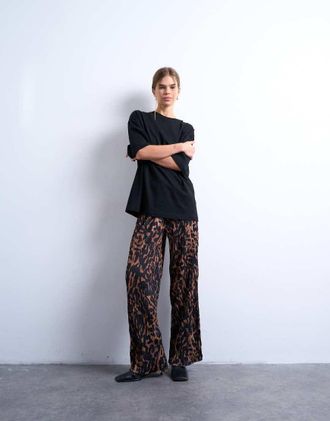 Topshop Pantaloni a fondo ampio marroni leopardati in tessuto stropicciato-Marrone