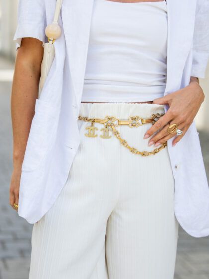 La cintura a catena, il dettaglio di stile brillante che amiamo