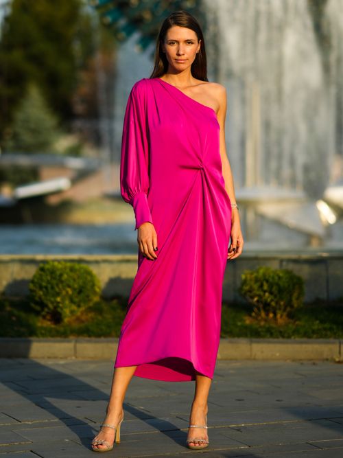 Landiana Cerciu trägt ein asymmetrisches Kleid in Pink.