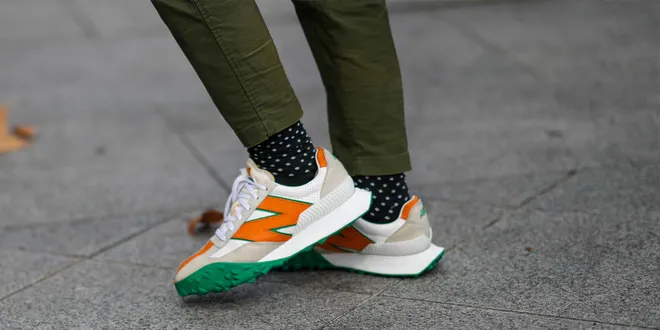 Street Style Look von einem Mann mit grüner Hose, gepunkteten Socken und New Balance Sneaker