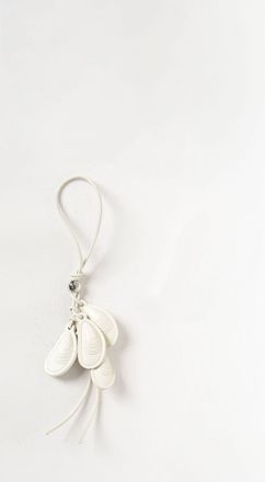 Loewe Portachiavi in pelle di vitello liscia con charm monogramma inciso