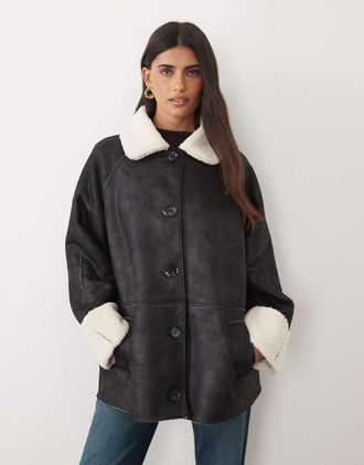 Pretty Lavish cappotto aviator squadrato in finto montone con colletto e polsini a contrasto nero