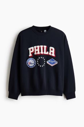 H&M Oversized printed sweatshirt in Navy Blue/nba at Nordstrom, Size Xx-Large