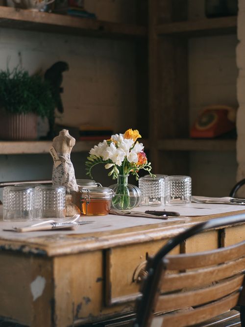 Ein Tisch und ein Stuhl im Shabby Chic-Look.