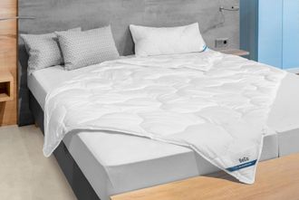 Beco Kunstfaserbettdecke »Gregor, Bettdecken für Sommer und Winter, Ganzjahresdecke« leicht Füllung Polyester Bezug Polyester 1 Stk. tlg. Bettdecke 135x200