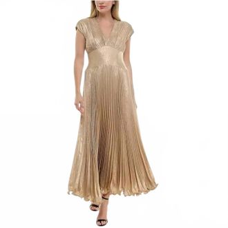 Taylor Metallic Pleated V-Neck Cap Sleeve Gown In Light Gold