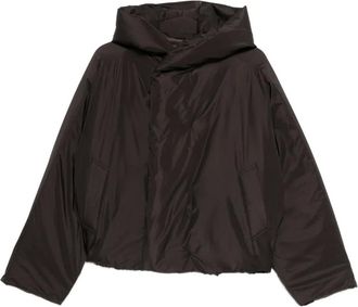 Homme Pliss&eacute; Issey Miyake Duvet jas met capuchon - Bruin