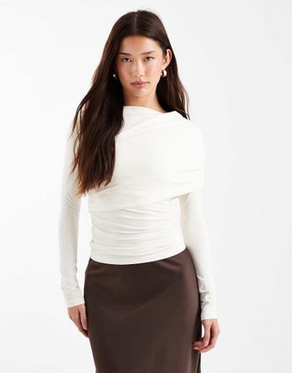 4th & Reckless Top a maniche lunghe bianco sinuoso arricciato a portafoglio con dettaglio sulla spalla