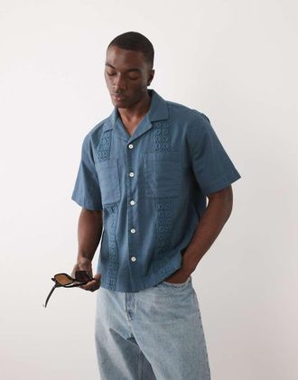 Abercrombie & Fitch Camicia squadrata a maniche corte in misto cotone e lino blu con ricamo