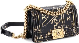 Chanel Borsa a spalla Boy Flap Bag Graffiti piccola in pelle di vitello effetto coccodrillo - Nero