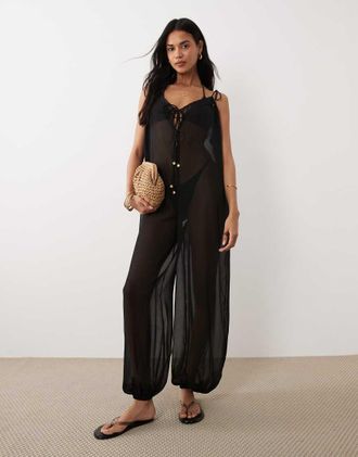 Miss Selfridge Tuta jumpsuit da spiaggia in chiffon nera con fondo a palloncino-Nero