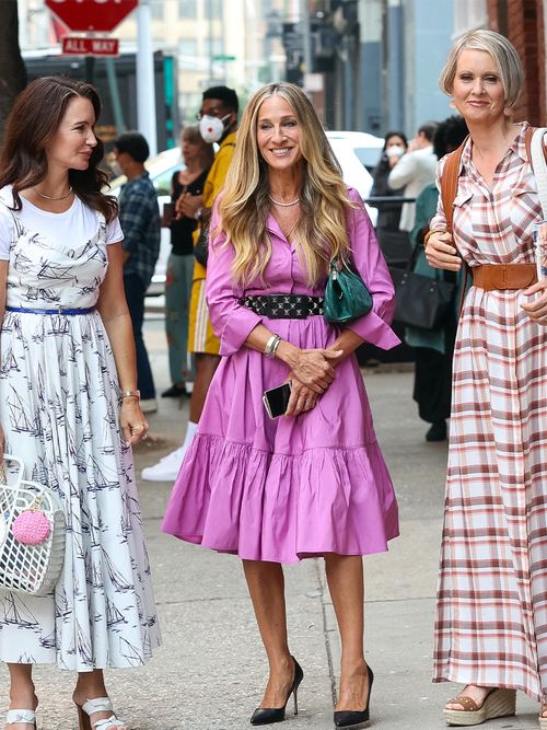 Charlotte York, Carrie Bradshaw und Miranda Hobbs in Sommerkleidern in New York.