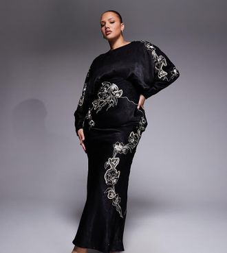 Asos Curve ASOS DESIGN Curve - Vestito lungo in raso nero con maniche ad ali di pipistrello e ricami