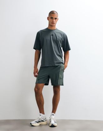 adidas adidas shorts da training D4T con 3 strisce in ivy-blu navy