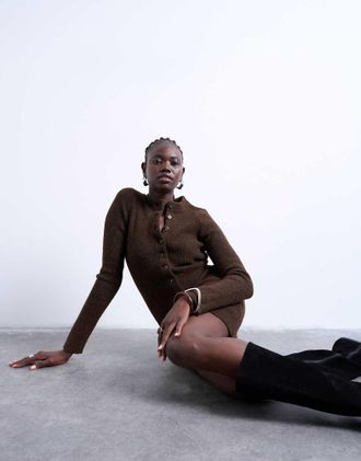 Topshop Vestito corto girocollo in maglia cioccolato con bottoni-Marrone