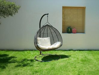 Vente-Unique Poltrona sospesa 2 posti VAHINA in resina intrecciata antracite e cuscino bianco