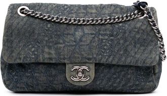 Chanel Borsa a tracolla Camellia Flap grande in denim con ricamo 2012 - Blu