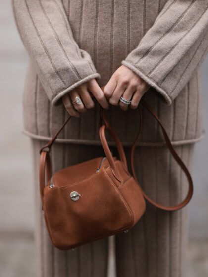 La borsa in suede è l’ultimo trend che amiamo