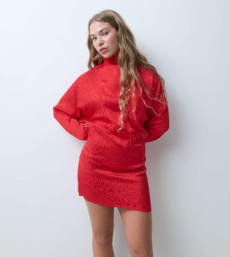 Asos Petite ASOS DESIGN Petite abito mini in jacquard satinato rosso con collo alto e maniche a pipistrello