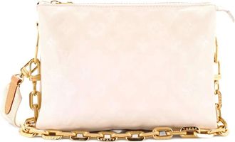 Louis Vuitton Coussin Bag PM crossbodytas van lamsleer met monogram-reli&euml;f - Beige