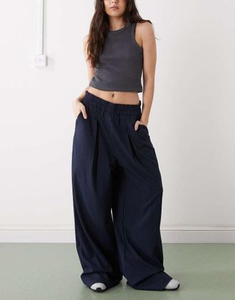 Collusion Pantaloni blu navy con motivo gessato