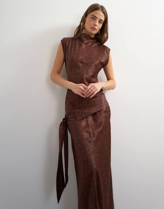 Topshop vestito maxi satinato con collo integrato, vita bassa e fusciacca, a pois marroni e rossi-Multicolore