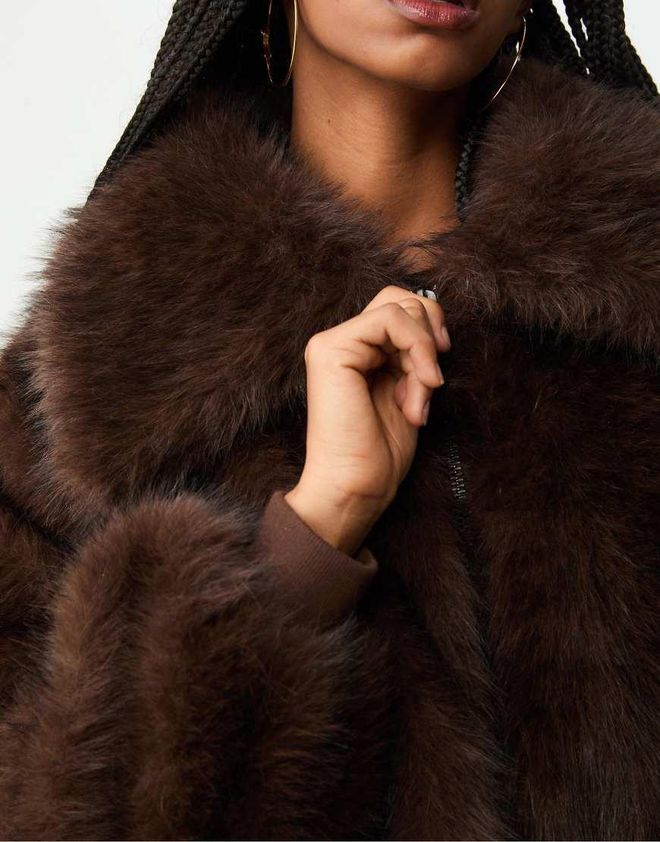 Stradivarius Giacca marrone in pelliccia sintetica da 69,99 € su