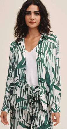 Bella Dahl Classic Button Down Shirt In Palm Paradise Print