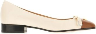 Valentino Garavani Schoenen, Dames, Beige, 41 EU, Elegante Balletflats voor vrouwen