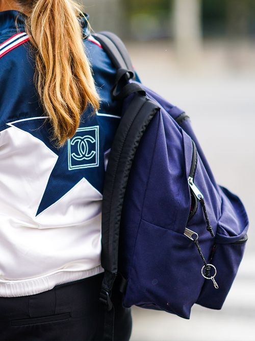 Close up von einem Streetstyle mit einem blauen Eastpack Rucksack.