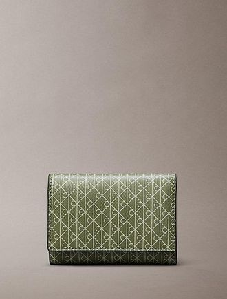 Calvin Klein Billetera de plegado triple con logo emblem&aacute;tico en todo el art&iacute;culo