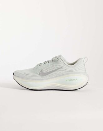 Nike Vomero Plus - Sneakers kaki chiaro-Verde