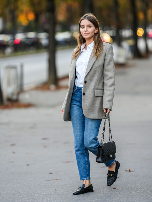 Streetstyle mit Blazer, Shirt und Jeans und schwarzen Loafers.