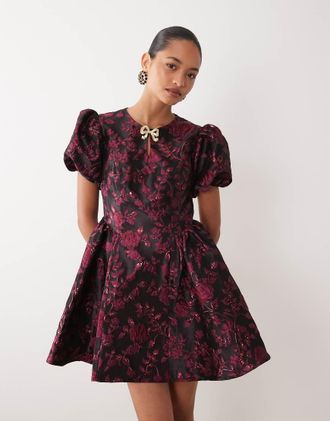 Sister Jane Sister Jane vestito corto mini in jacquard con maniche a sbuffo e dettaglio fiocco con strass, nero e rosa
