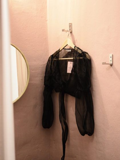 5 creative ways to store clothes without a closet