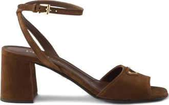 Prada Sandali in pelle scamosciata con placca logo - Marrone