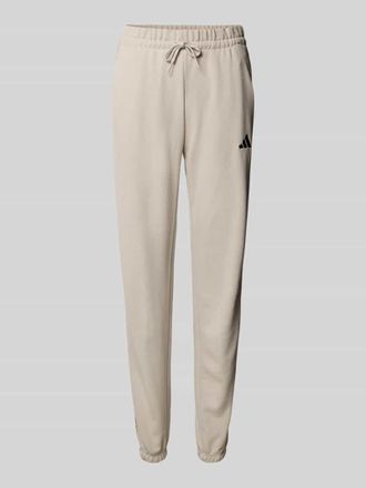 adidas Slim Fit Sweatpants mit Logo-Detail in Mittelgrau, Gr&ouml;&szlig;e XS