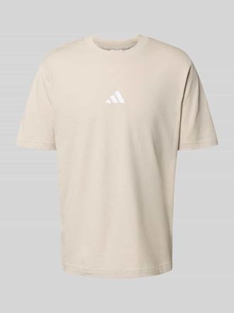 adidas T-Shirt mit Label-Stitching und Rundhalsausschnitt in Sand, Gr&ouml;&szlig;e M