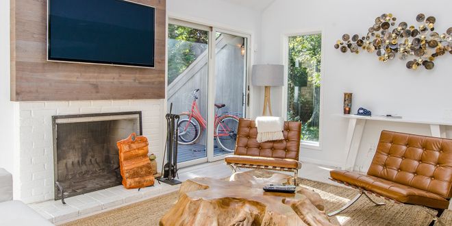 Wohnzimmer mit zwei braunen Dieter Knoll Stühlen.