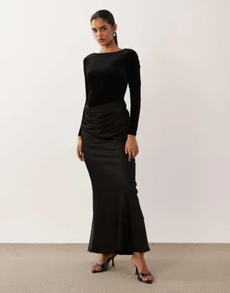 Forever New vestito maxi in velluto con scollo a barchetta e vita in satin drappeggiata nero